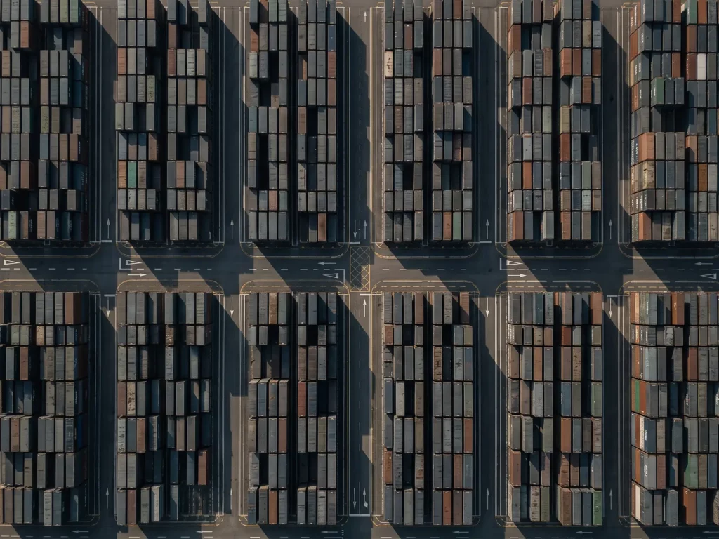 Vista cenital de los bloques de contenedores de una terminal logística.